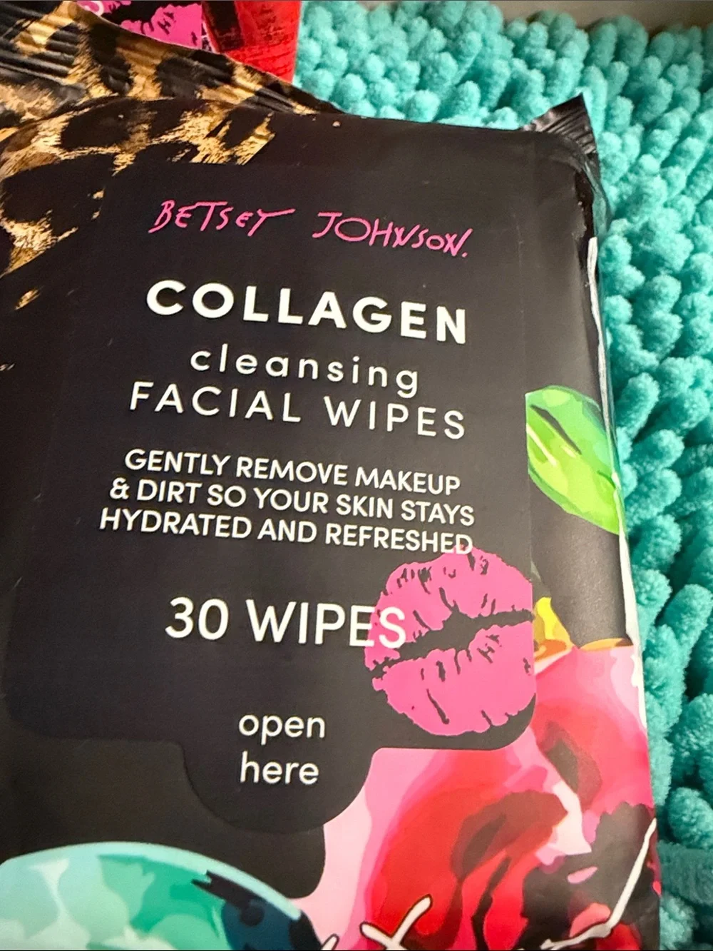 ❣️5/$25❣️Betsey Johnson - choose one Facial Wipes - 🆕
